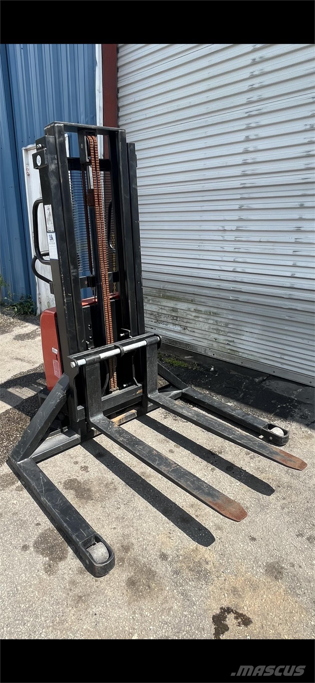 Yale  Self propelled stackers
