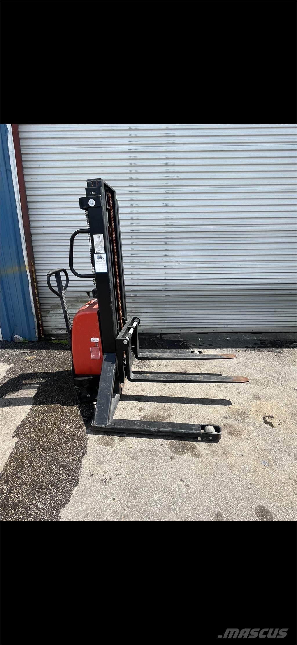 Yale  Self propelled stackers
