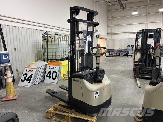 Crown ES 4000 Self propelled stackers