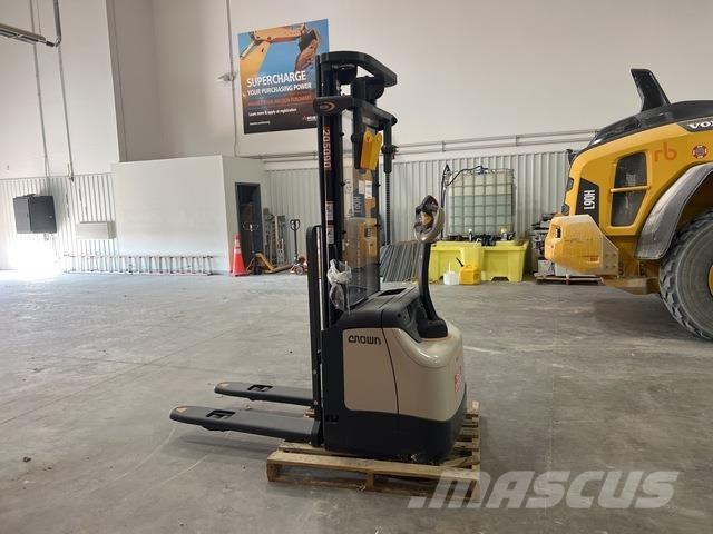 Crown ES 4000 Self propelled stackers