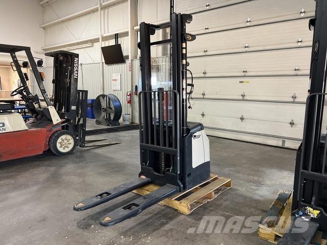 Crown ES 4000 Self propelled stackers