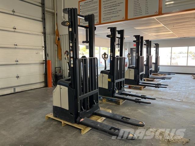 Crown ES 4000 Self propelled stackers