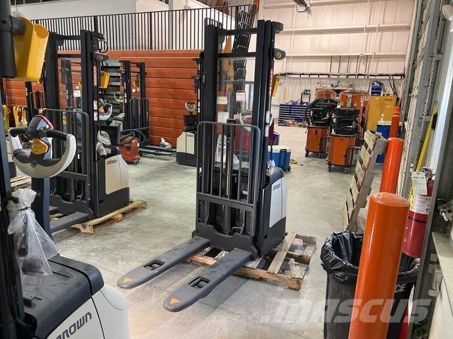 Crown ES 4000 Self propelled stackers