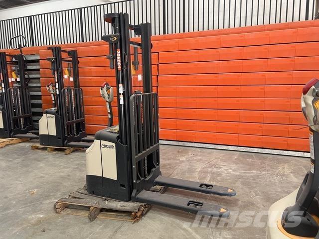 Crown ES 4000 Self propelled stackers
