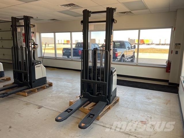 Crown ES 4000 Self propelled stackers