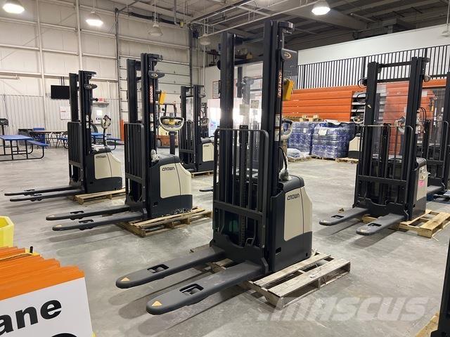 Crown ES 4000 Self propelled stackers