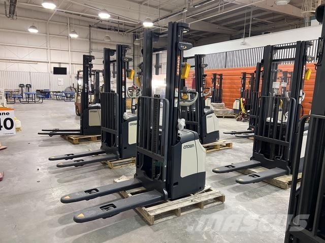 Crown ES 4000 Self propelled stackers