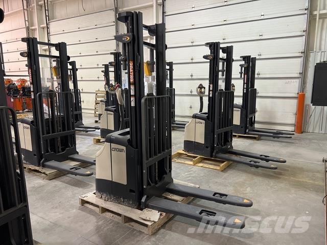 Crown ES 4000 Self propelled stackers