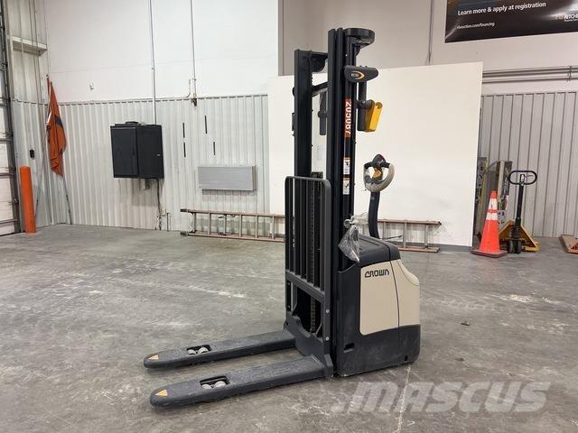 Crown ES 4000 Self propelled stackers