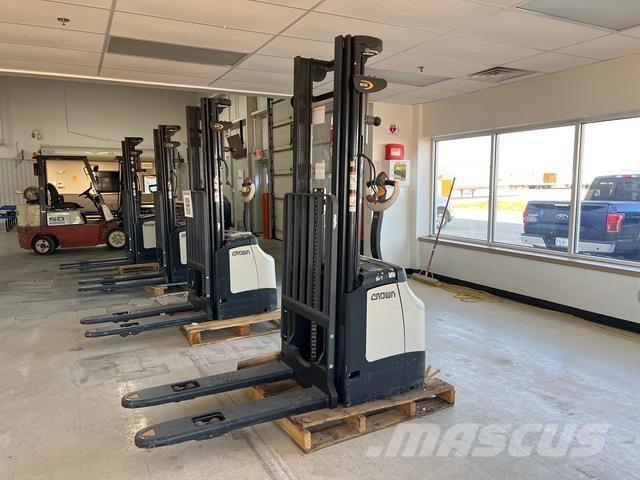 Crown ES 4000 Self propelled stackers