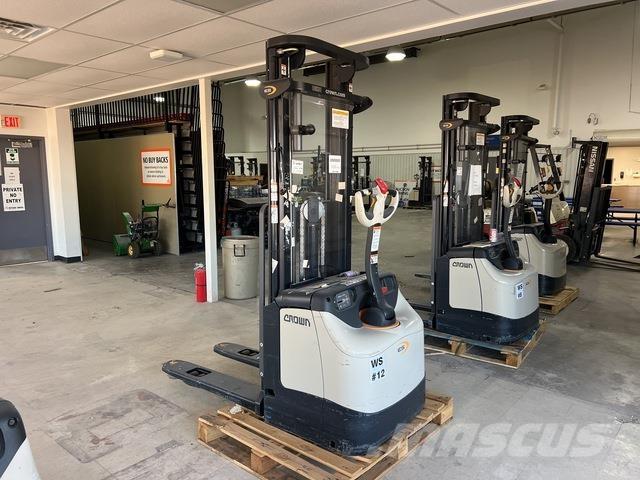 Crown ES 4000 Self propelled stackers