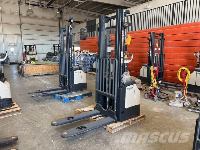Crown ES 4000 Self propelled stackers