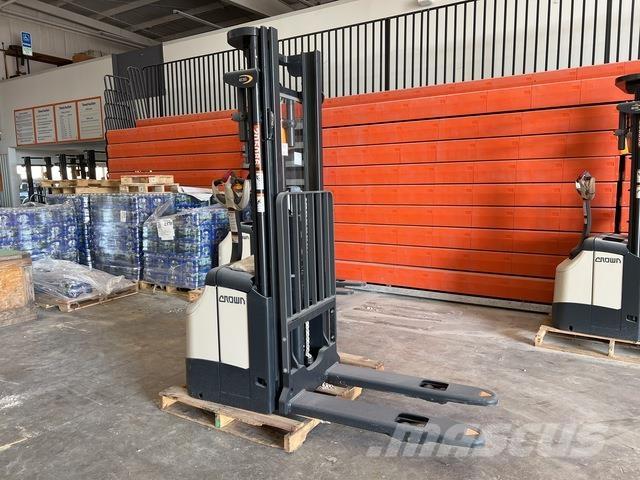 Crown ES 4000 Self propelled stackers