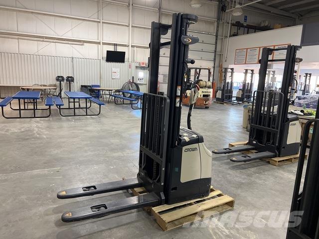 Crown ES 4000 Self propelled stackers