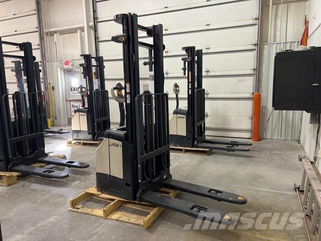 Crown ES 4000 Self propelled stackers