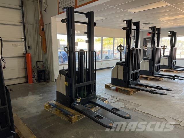 Crown ES 4000 Self propelled stackers