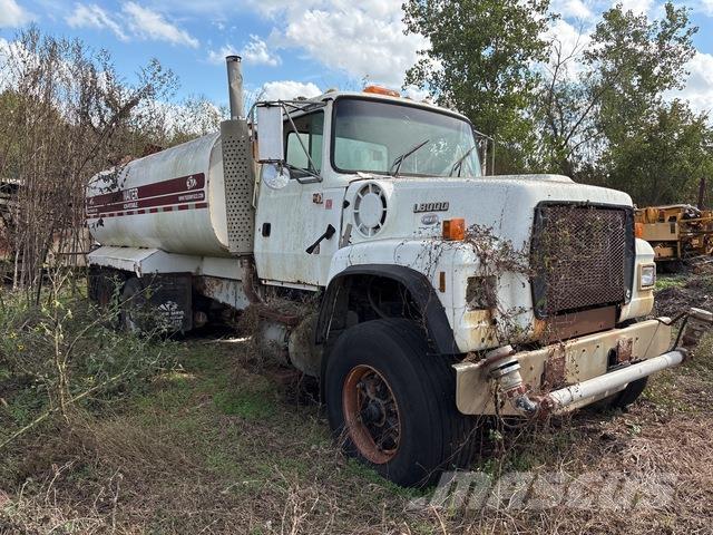 Ford L8000 Water tankers