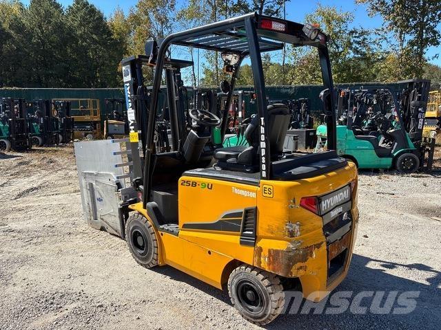 Hyundai 25B-9U Electric forklift trucks
