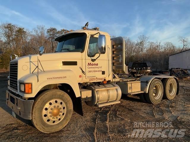 Mack CHU613 Tractor Units