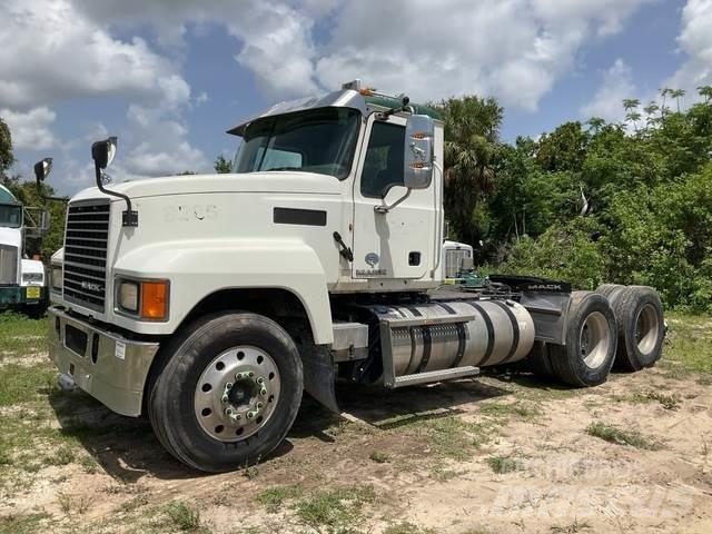 Mack CHU613 Tractor Units