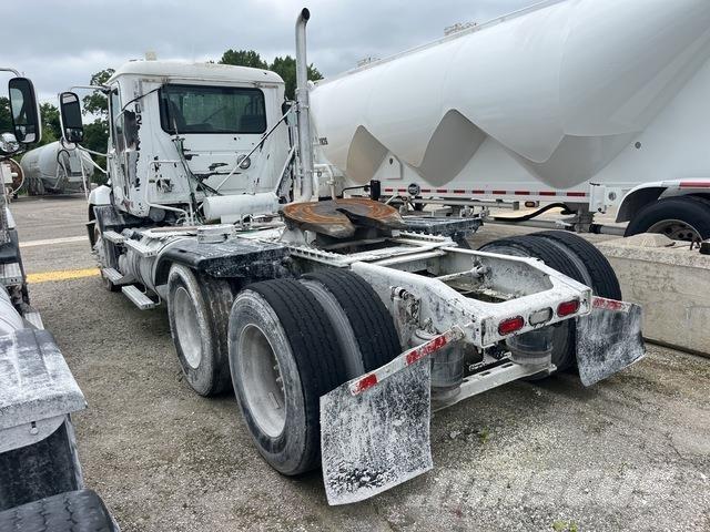 Mack CXU 613 Tractor Units