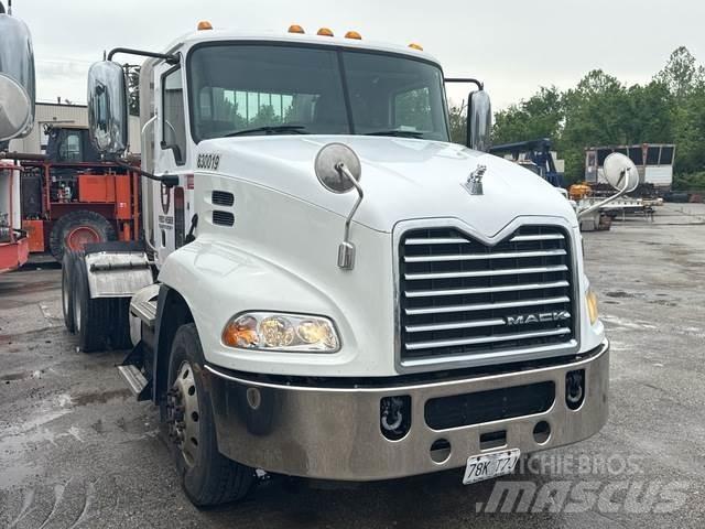 Mack CXU613 Tractor Units
