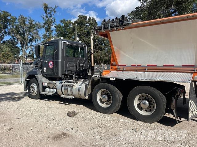 Mack CXU613 Tractor Units