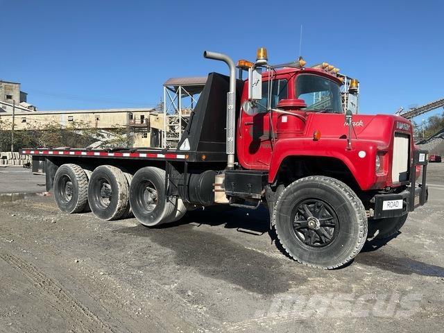 Mack DM686S Flatbed / Dropside trucks