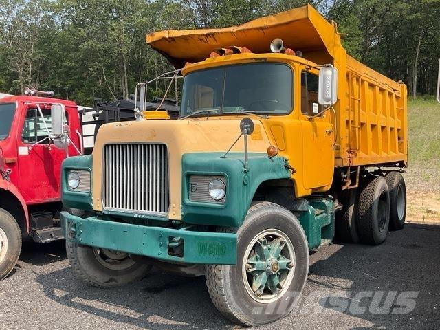 Mack DM686SX Tipper trucks