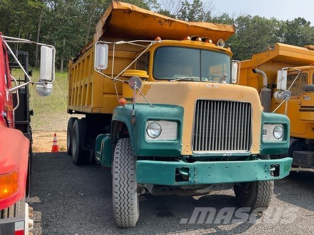 Mack DM686SX Tipper trucks