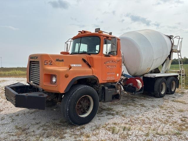 Mack DM690 Water tankers