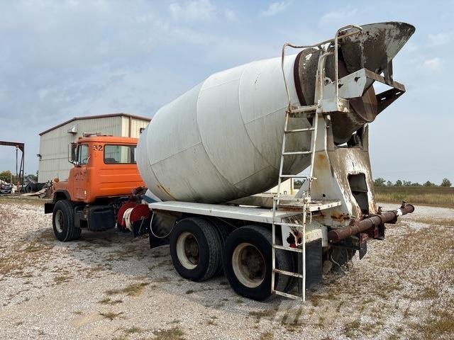 Mack DM690 Water tankers