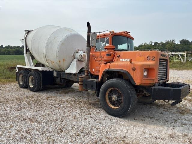 Mack DM690 Water tankers