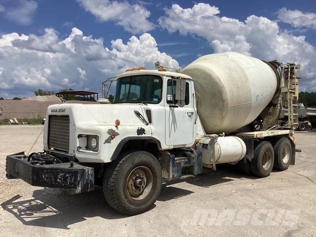 Mack DM690S Other trucks