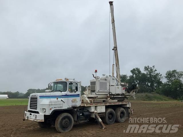 Mack DMM6906S Mobile drill rig trucks