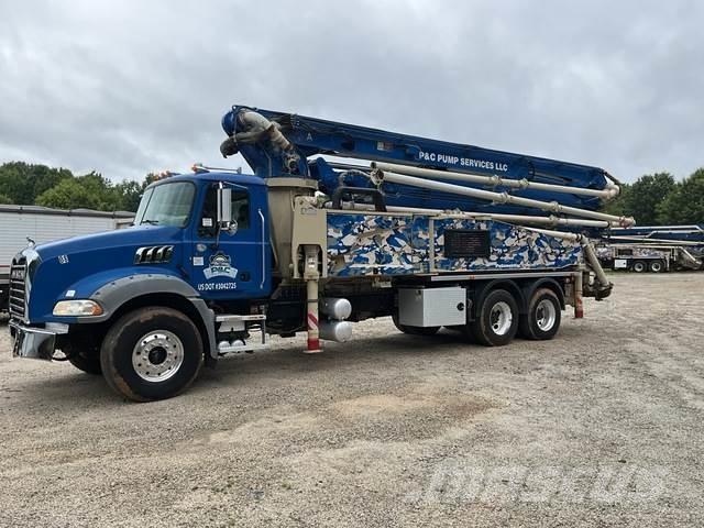 Mack GR64B Concrete pump trucks