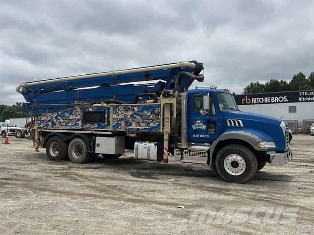 Mack GR64B Concrete pump trucks