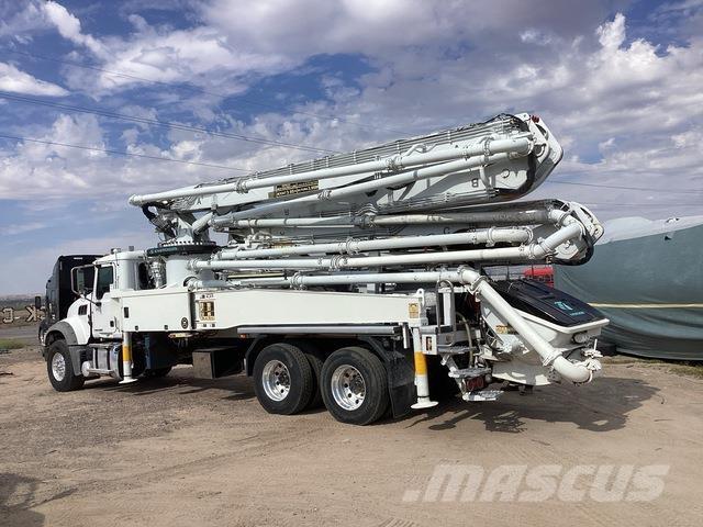 Mack GR64F Concrete pump trucks