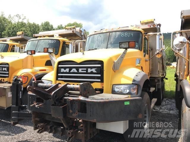 Mack GU713 Snow blades and plows