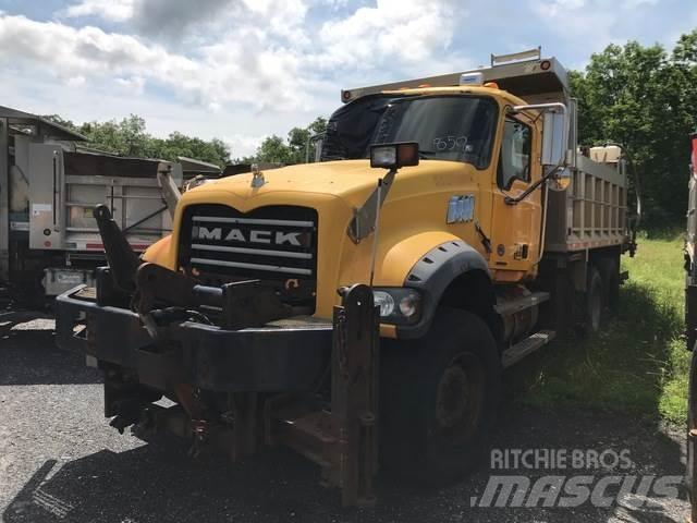 Mack GU713 Snow blades and plows