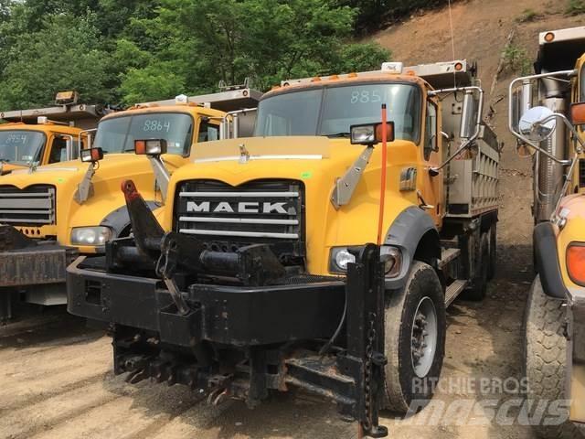 Mack GU713 Snow blades and plows