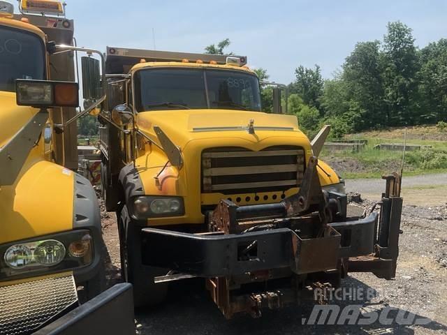 Mack GU713 Snow blades and plows