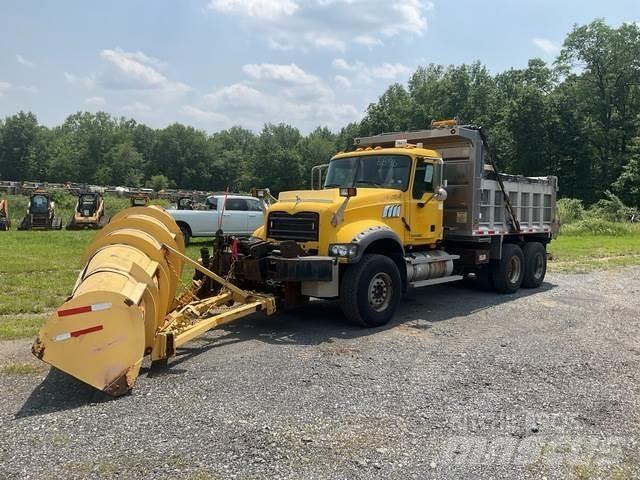 Mack GU713 Snow blades and plows