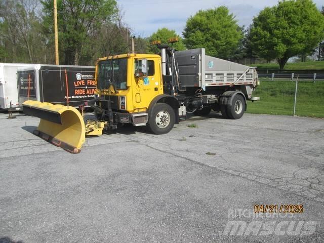 Mack MR690P Snow blades and plows