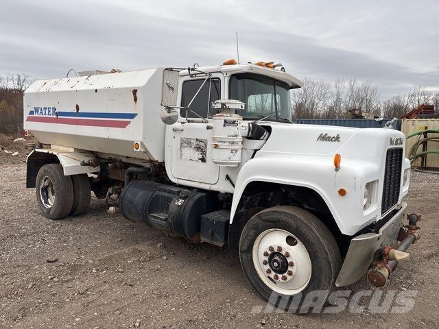 Mack R690T Water tankers