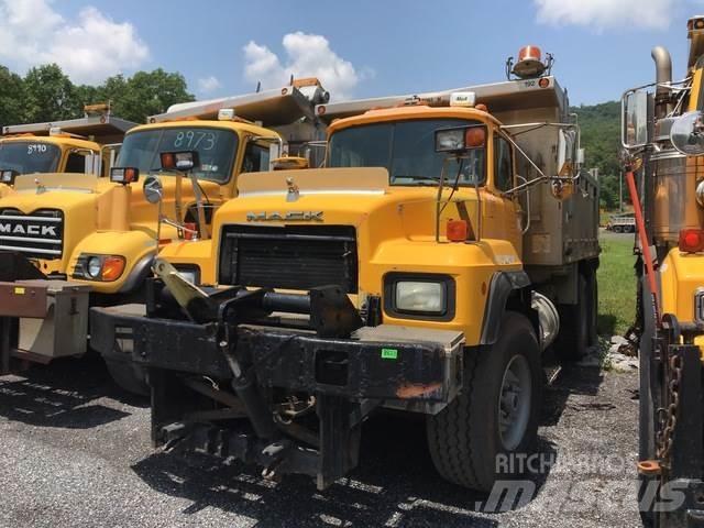 Mack RD600 Snow blades and plows