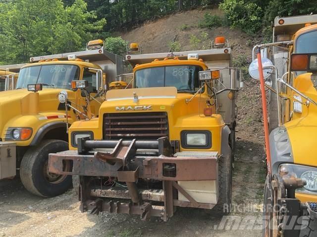 Mack RD600 Snow blades and plows