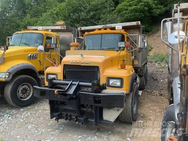 Mack RD688S Sand and salt spreaders
