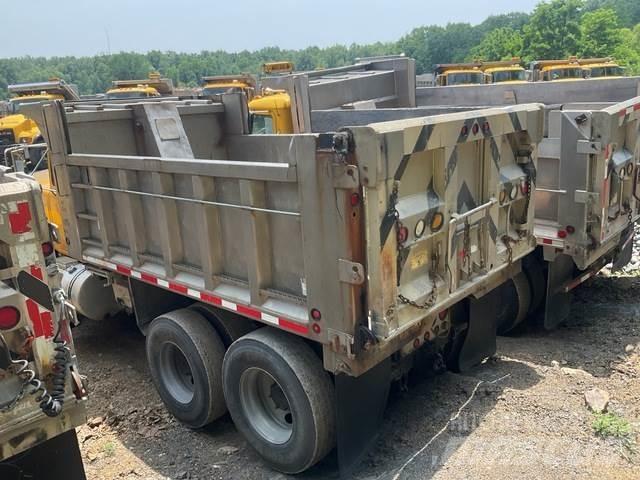 Mack RD688S Sand and salt spreaders