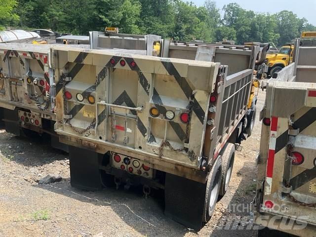Mack RD688S Sand and salt spreaders